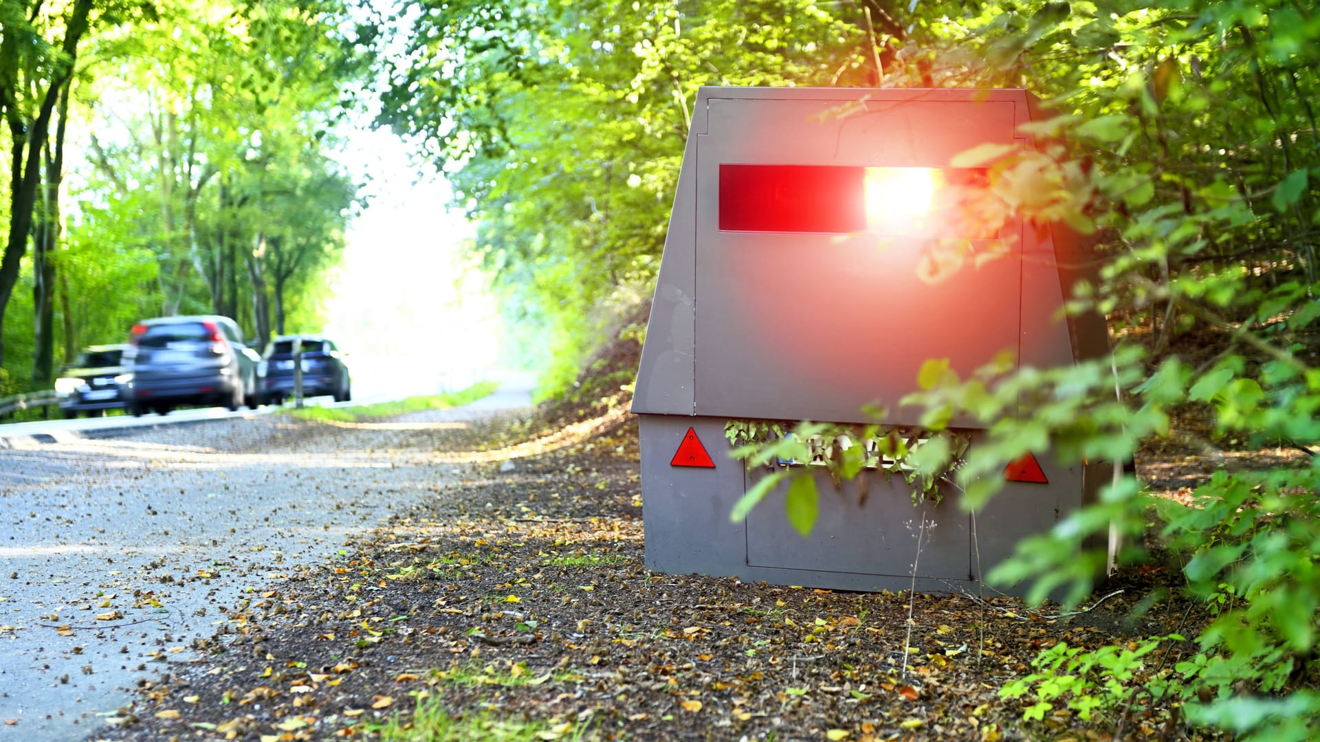 Blitzeranhänger an einer Straße (Symbolbild): Autofahrer sollten sich immer an das vorgeschriebene Tempo halten.