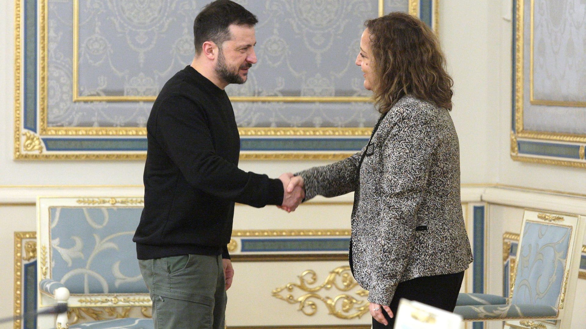 Selenskyj (l.) und die Vorsitzende der sozialistischen Fraktion im EU-Parlament, Iratxe Garcia Perez.