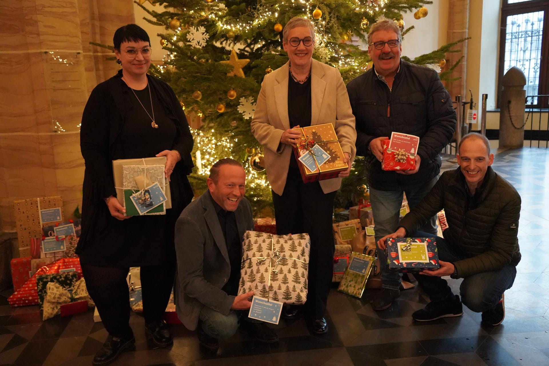 Silke Henn (Zentrum für soziale Arbeit Burtscheid), Burkhard Büttgen (Zentrum für soziale Arbeit Burtscheid), Oberbürgermeisterin Sibylle Keupen, Horst Kreutz (Evangelische Kinder- und Jugendhilfe Aachen Brand) und Denis Thielen (Maria im Tann) freuen sich über die vielen Geschenke für die Kinder- und Jugendeinrichtungen (v. l. n. r.).