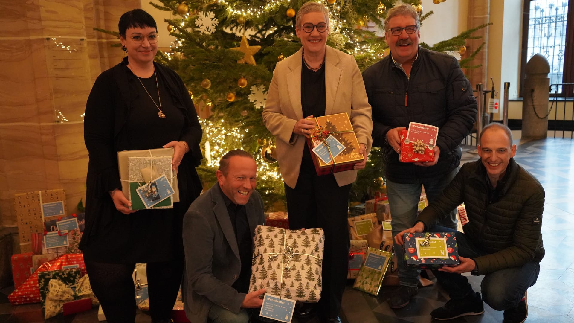 Silke Henn (Zentrum für soziale Arbeit Burtscheid), Burkhard Büttgen (Zentrum für soziale Arbeit Burtscheid), Oberbürgermeisterin Sibylle Keupen, Horst Kreutz (Evangelische Kinder- und Jugendhilfe Aachen Brand) und Denis Thielen (Maria im Tann) freuen sich über die vielen Geschenke für die Kinder- und Jugendeinrichtungen (v. l. n. r.).