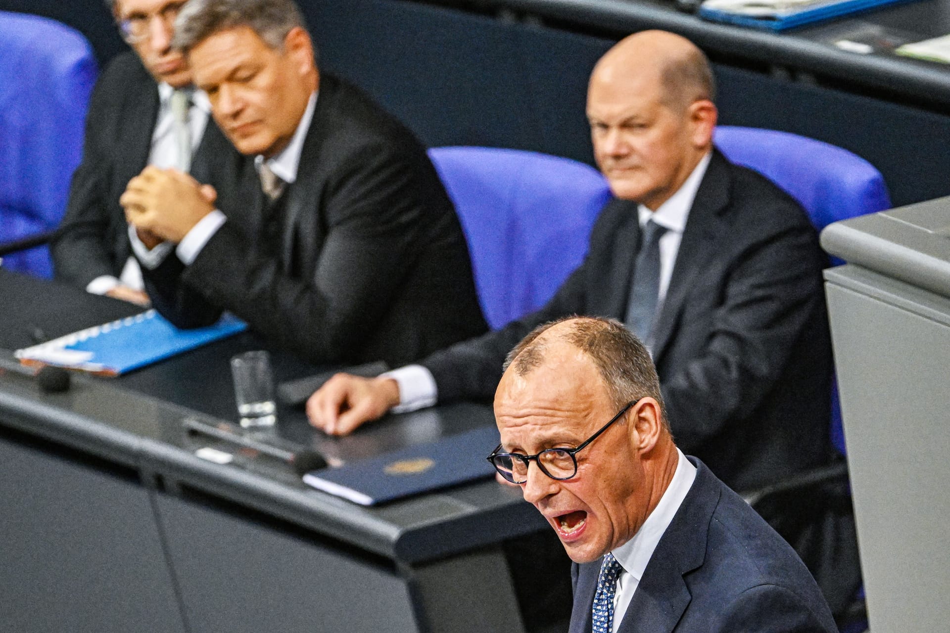 Nach dem Aus der Ampel-Koalition stellt Bundeskanzler Scholz (M.) im Bundestag die Vertrauensfrage.