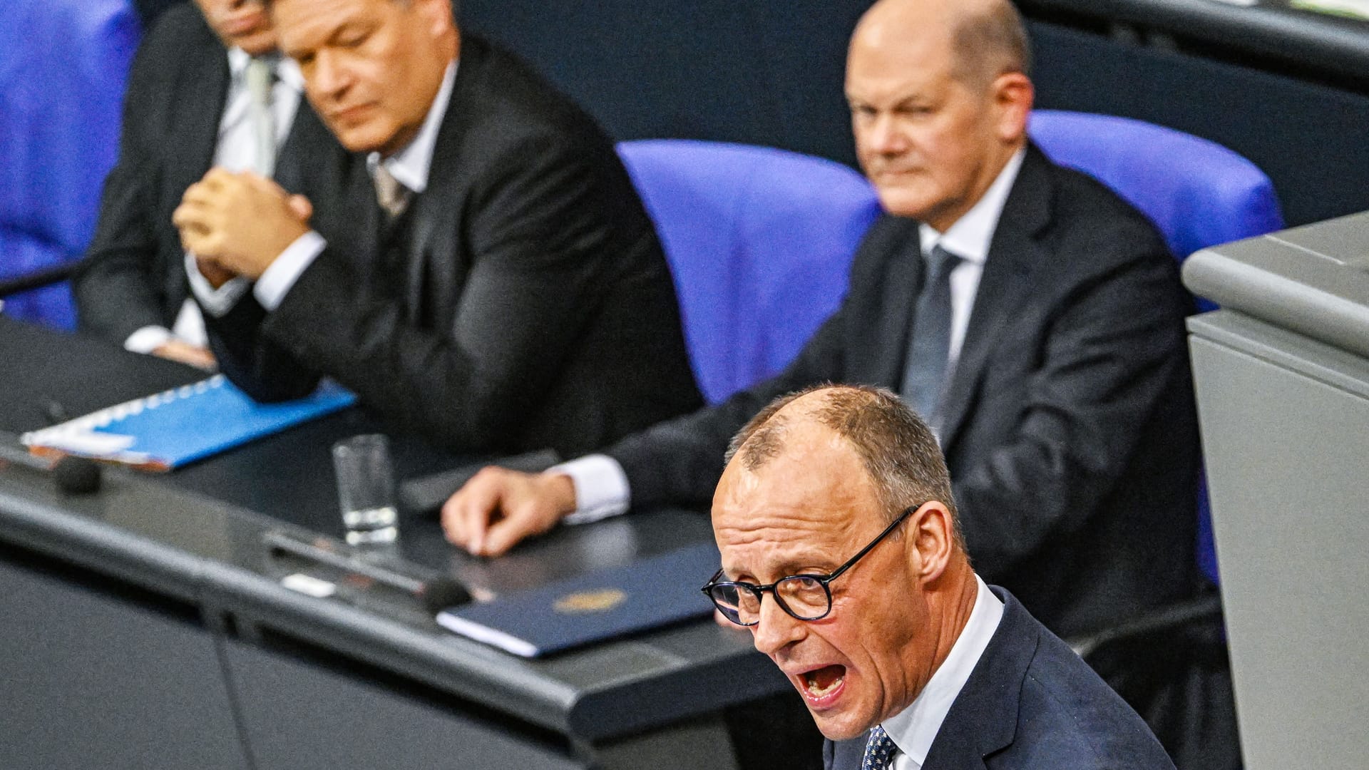 Nach dem Aus der Ampel-Koalition stellt Bundeskanzler Scholz (M.) im Bundestag die Vertrauensfrage.