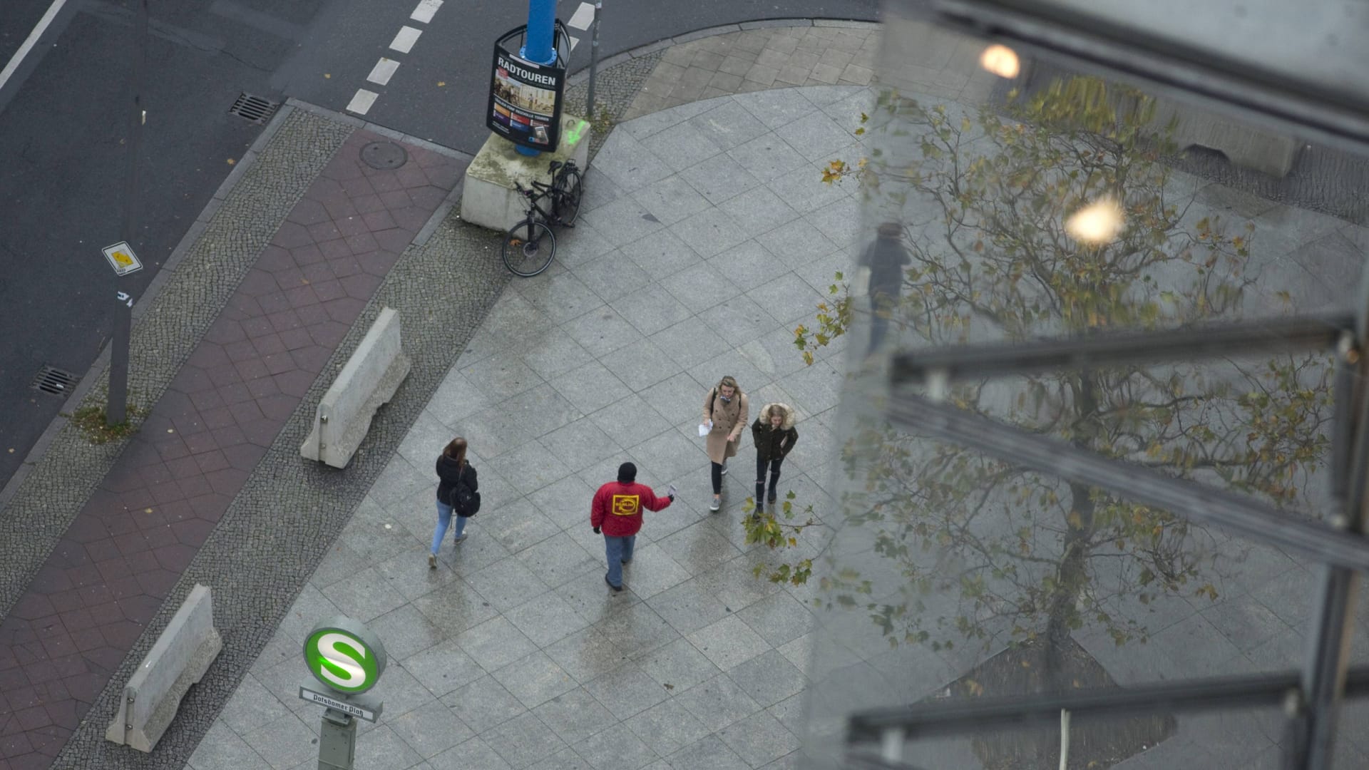 Auch hier sind große Lücken zwischen den Betonpollern zu sehen.