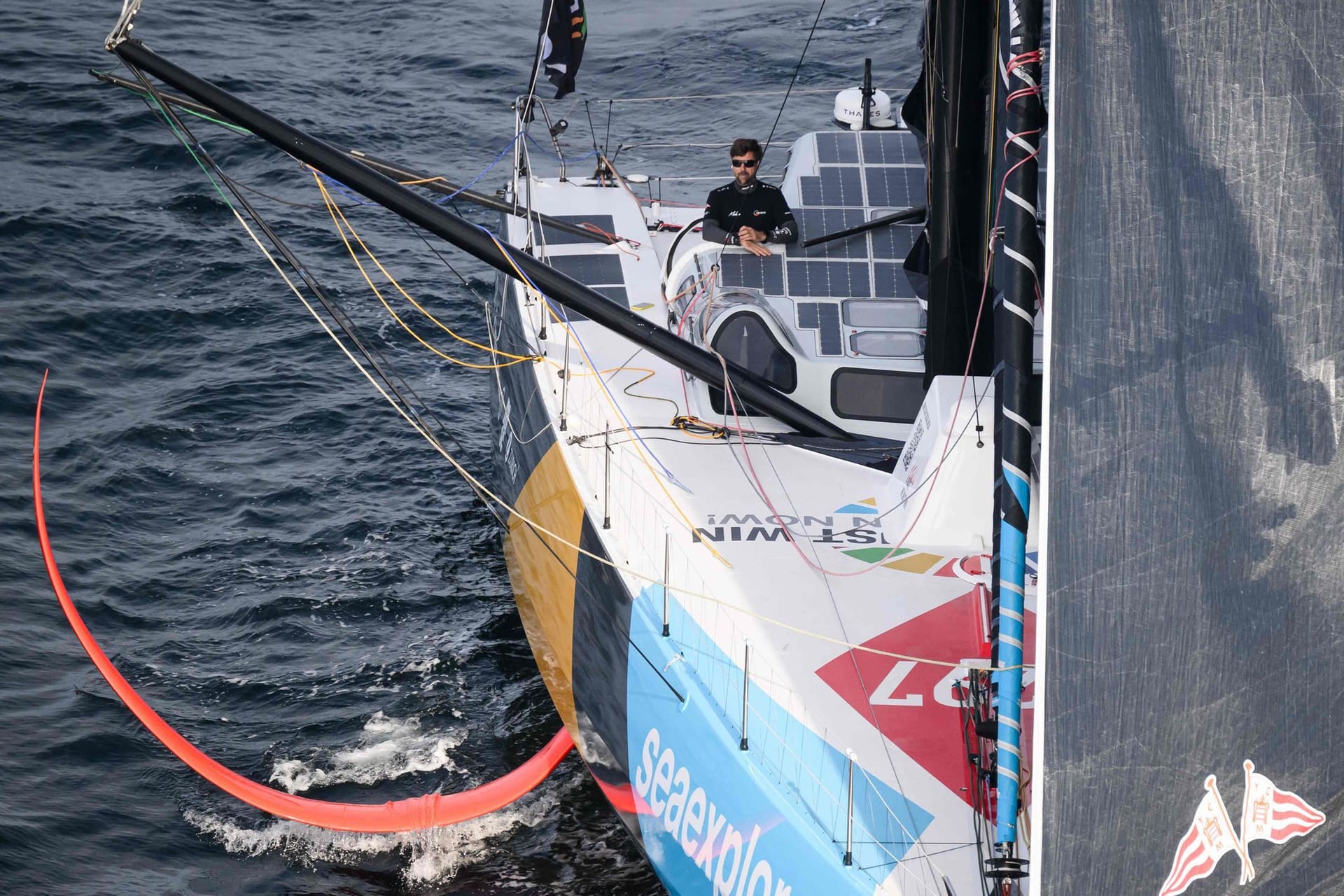 Boris Herrmann, Skipper aus Deutschland, segelt mit seinem Imoca 60 Einrumpfboot «Malizia - SeaExplorer» nach dem Start der 10. Ausgabe der Vendee Globe Weltumsegelung vor der Küste.