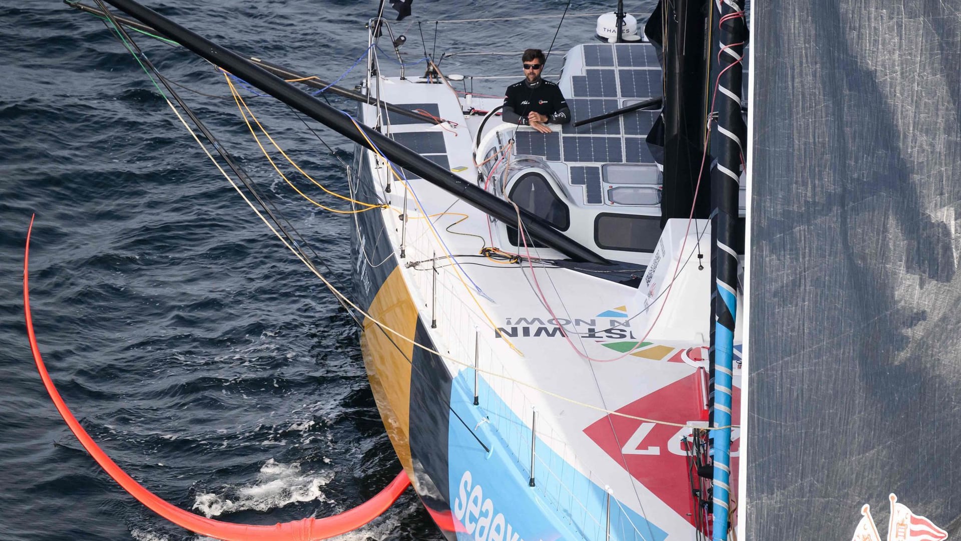 Boris Herrmann, Skipper aus Deutschland, segelt mit seinem Imoca 60 Einrumpfboot «Malizia - SeaExplorer» nach dem Start der 10. Ausgabe der Vendee Globe Weltumsegelung vor der Küste.