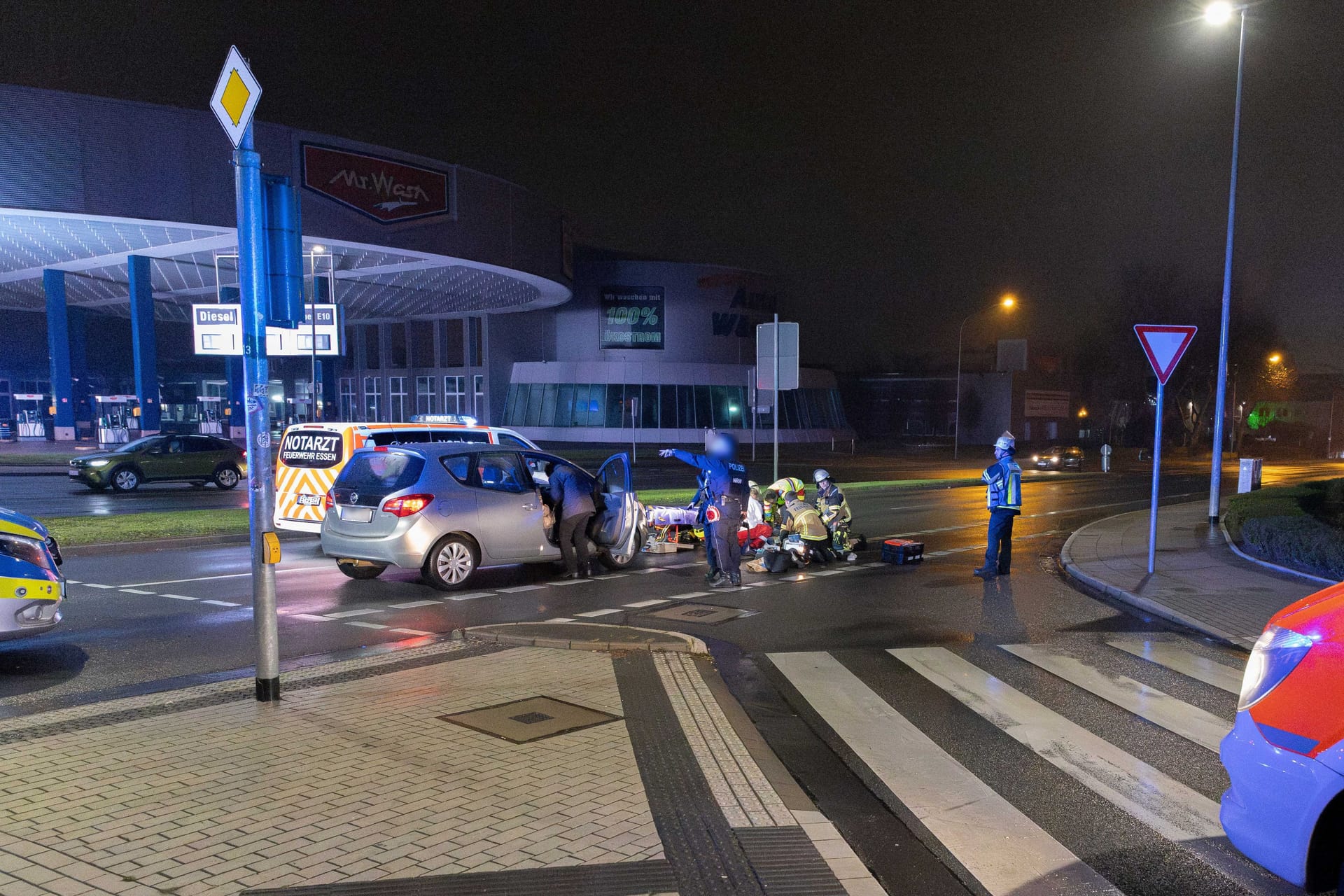 Bei einem schweren Unfall auf der Hans-Böckler-Straße in Essen ist eine Frau von einem Auto erfasst und lebensgefährlich verletzt worden.