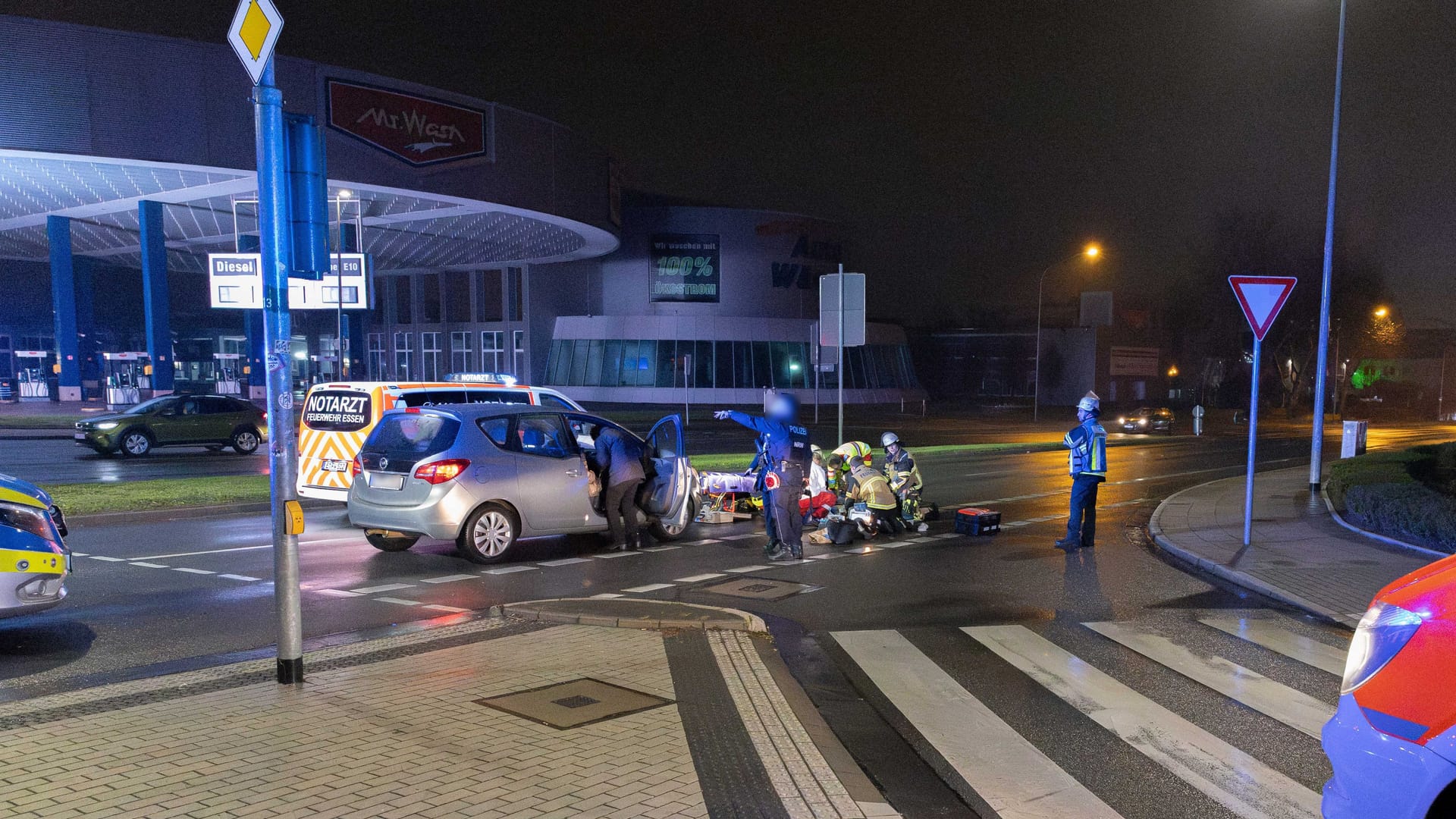 Bei einem schweren Unfall auf der Hans-Böckler-Straße in Essen ist eine Frau von einem Auto erfasst und lebensgefährlich verletzt worden.