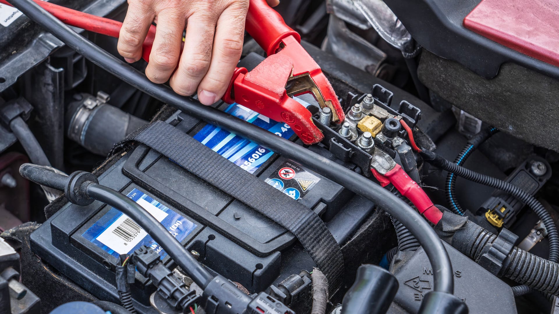 Wenn das Auto im Winter nicht anspringt, ist oft die Batterie schuld.