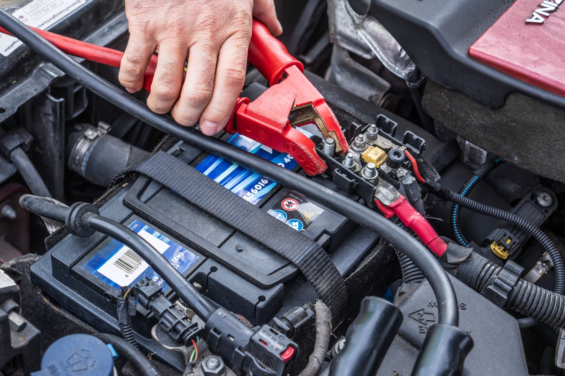 Wenn das Auto im Winter nicht anspringt, ist oft die Batterie schuld.