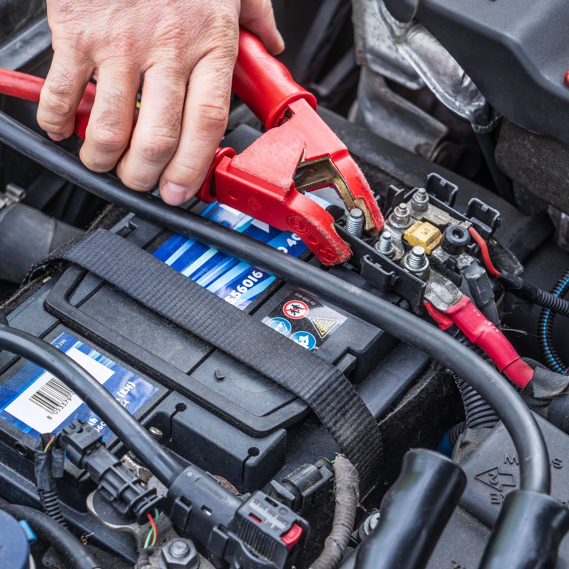 Wenn das Auto im Winter nicht anspringt, ist oft die Batterie schuld.