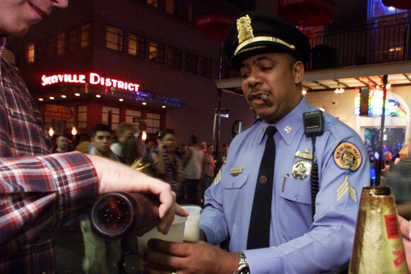 Ein Polizist feiert an Silvester 1999 in New Orleans mit Passanten: Das neue Jahrhundert begann mit großen Hoffnungen.