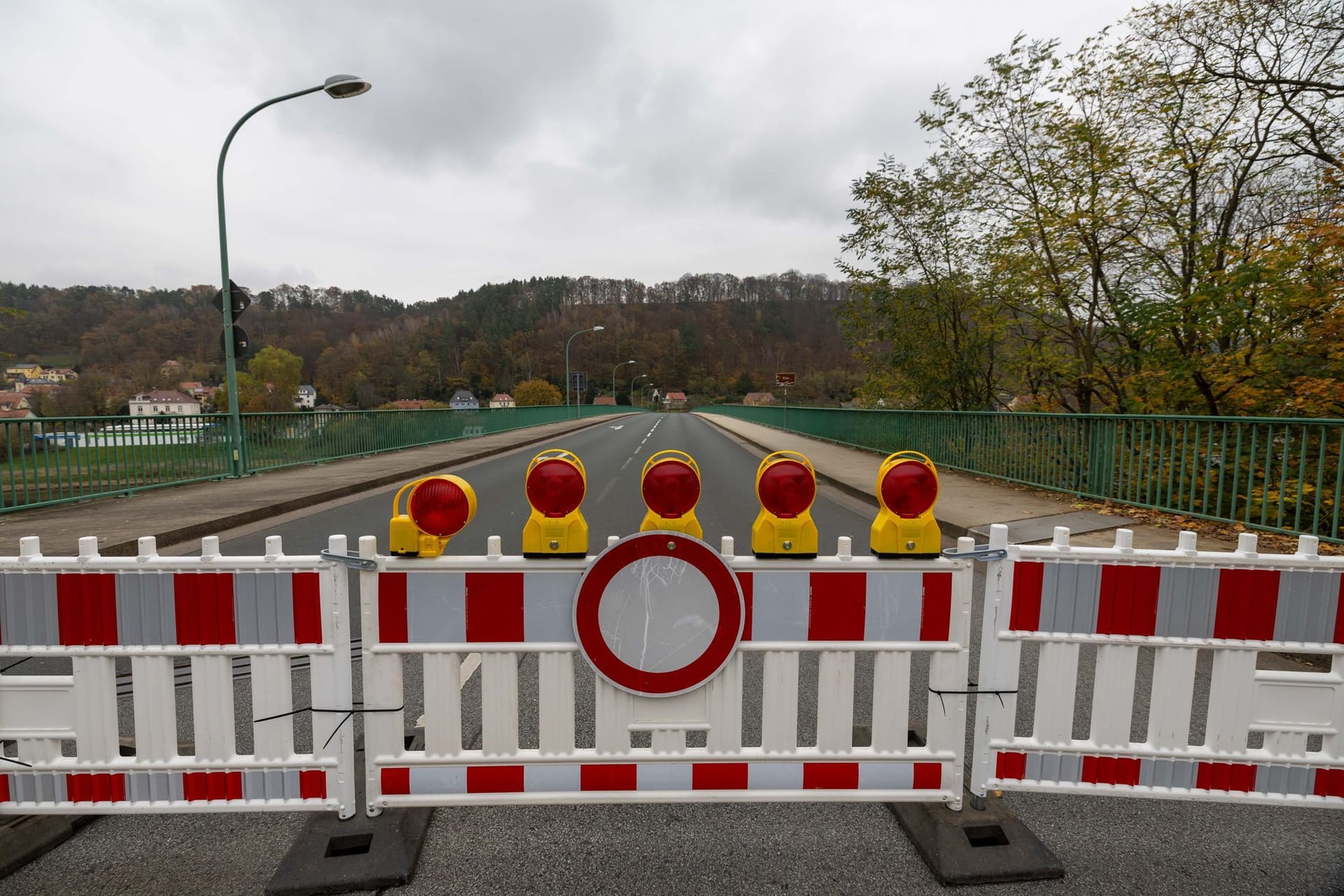 Ebenfalls gesperrt: Auch über die Elbbrücke im sächsischen Bad Schandau war eine Gefährdung der Tragfähigkeit festgestellt worden (Archivbild).