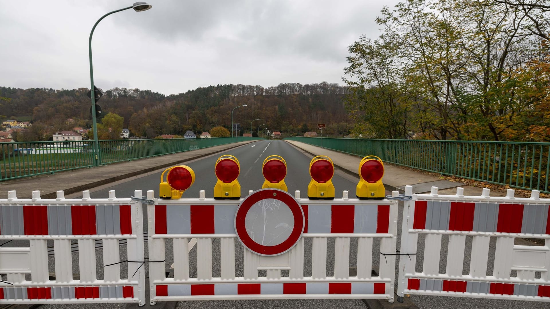 Ebenfalls gesperrt: Auch über die Elbbrücke im sächsischen Bad Schandau war eine Gefährdung der Tragfähigkeit festgestellt worden (Archivbild).