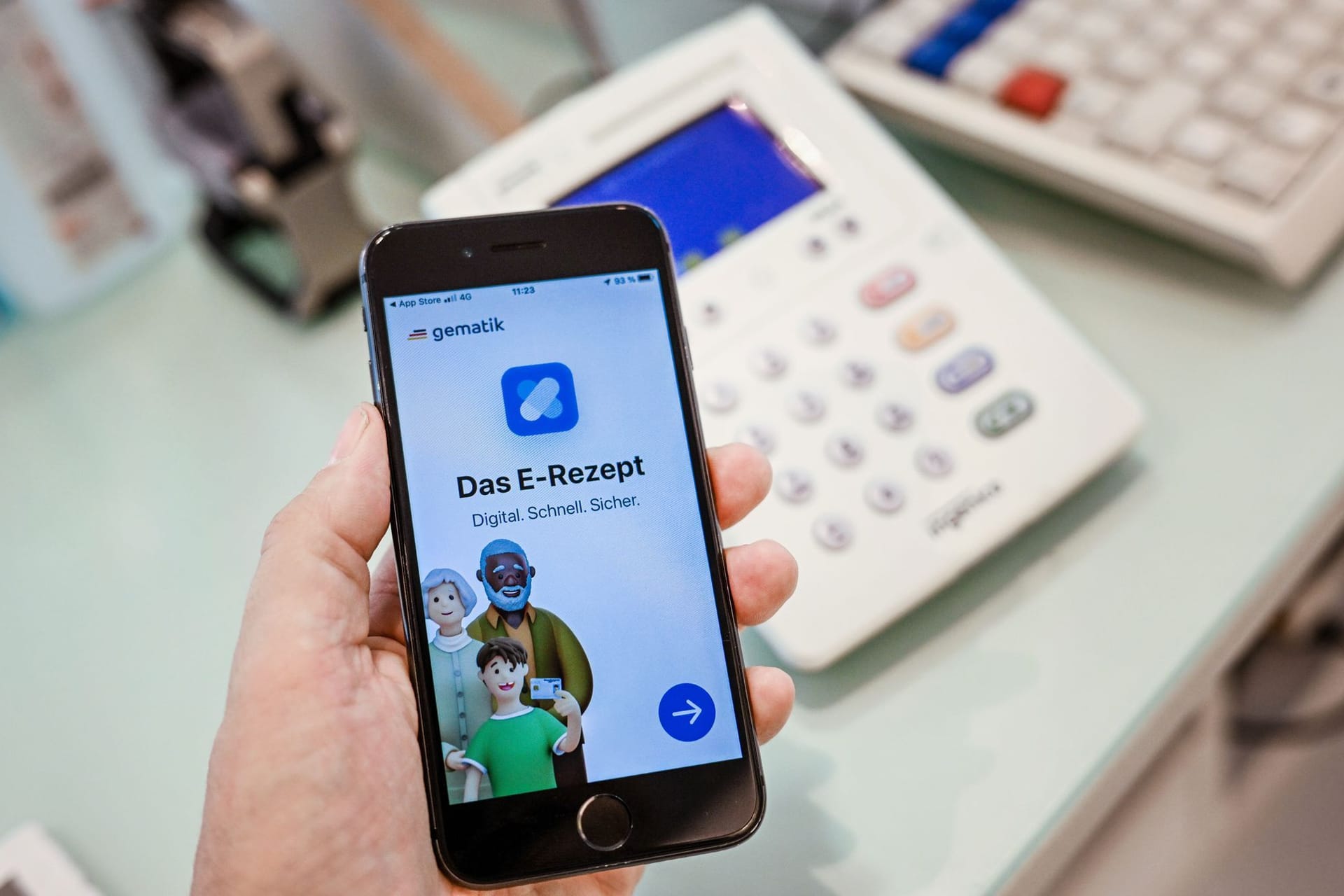 App mit E-Rezept in einer Apotheke