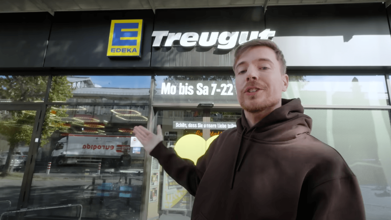 Der YouTuber MrBeast vor der Edeka-Filiale in Berlin: Auch deutsche YouTuber waren an der Aktion beteiligt.