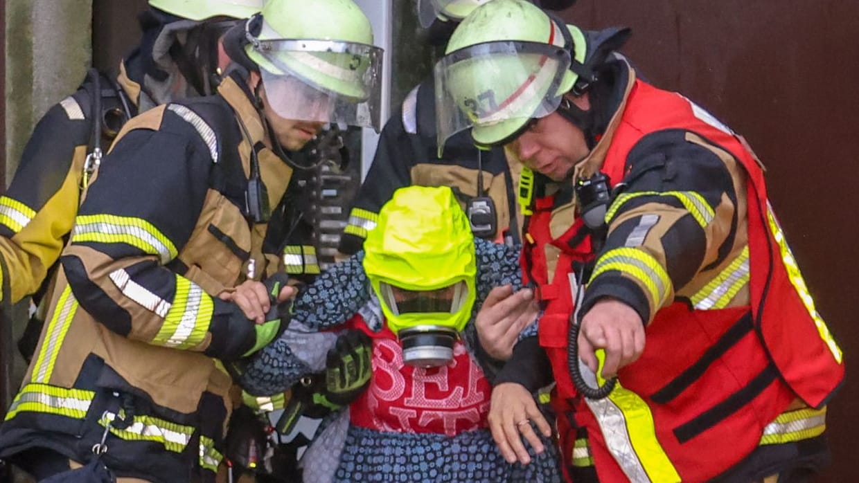 Eine Person wird am Montag aus einem verrauchten Haus in Essen-Horst von der Feuerwehr gerettet.