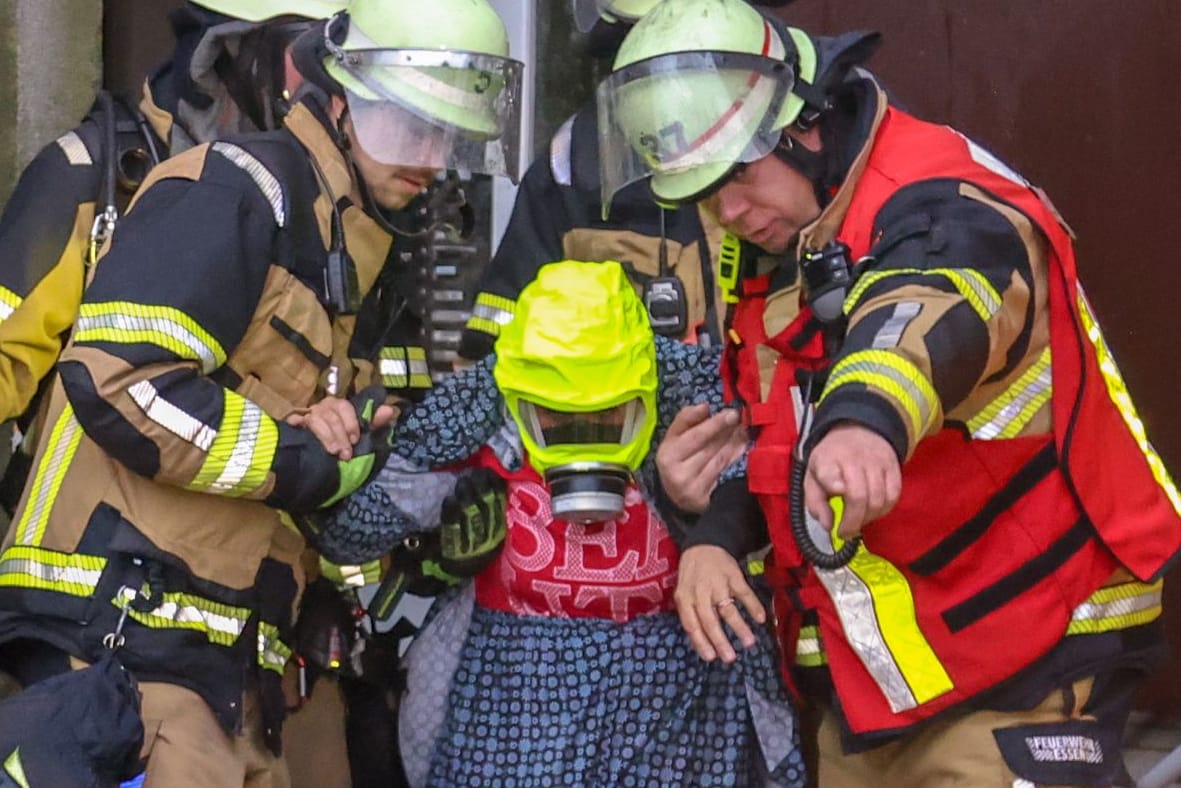 Eine Person wird am Montag aus einem verrauchten Haus in Essen-Horst von der Feuerwehr gerettet.