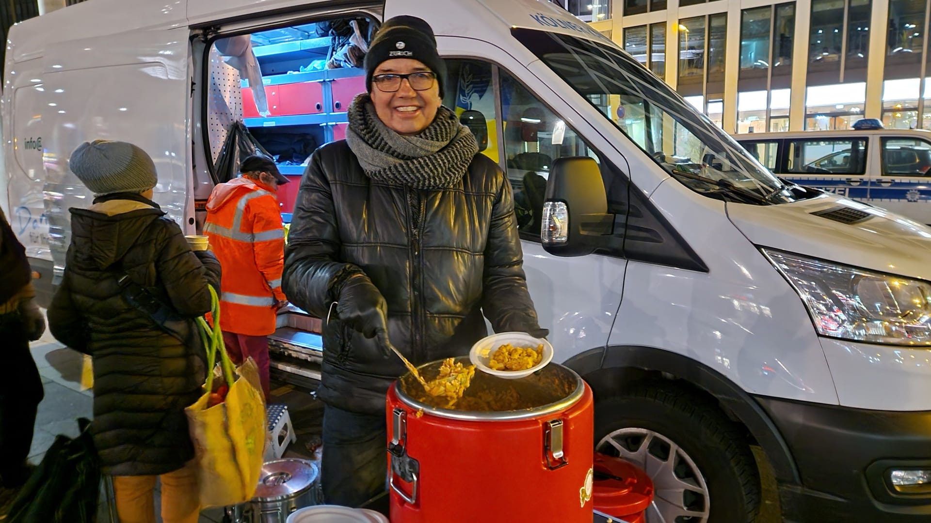 Ein Mitarbeiter des Kältebus verteilt warmes Essen an Bedürftige. Zweimal die Woche steht der Bus am Breslauer Platz.