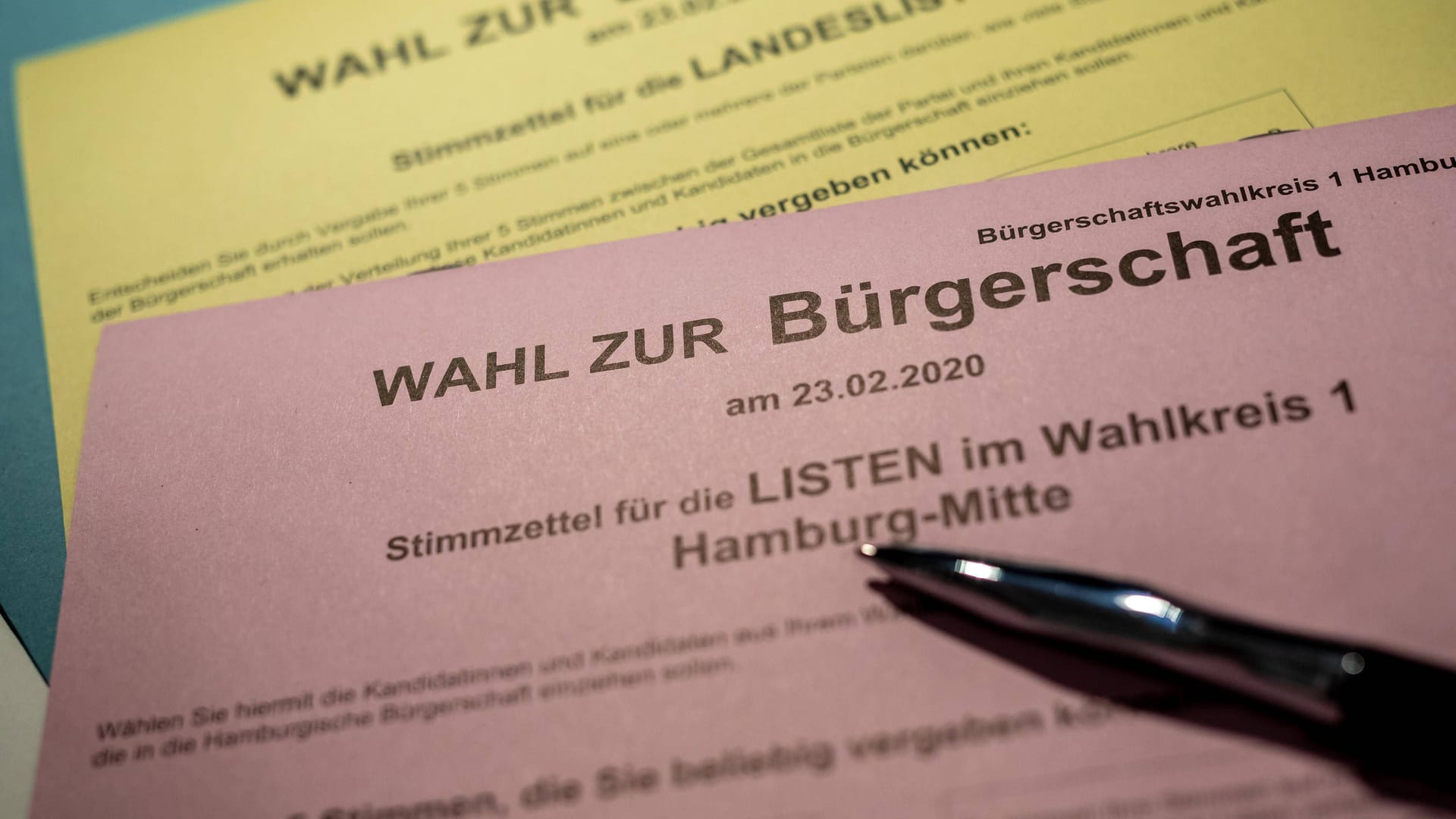 Stimmzettel zur Briefwahl 2020 (Archivbild): Ab dem 21. Januar 2025 werden die Briefwahlunterlagen zur Bürgerschaftswahl ausgeteilt.