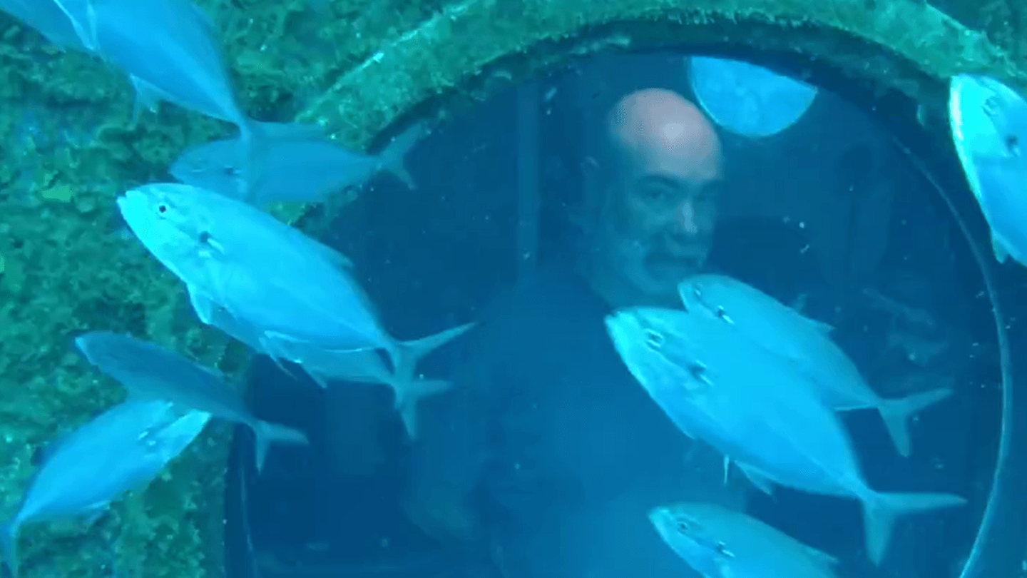 Rudy Koch blickt aus dem Fenster seiner Unterwasserwohnung (Archivbild): Insgesamt will er 100 Tage unter Wasser leben.