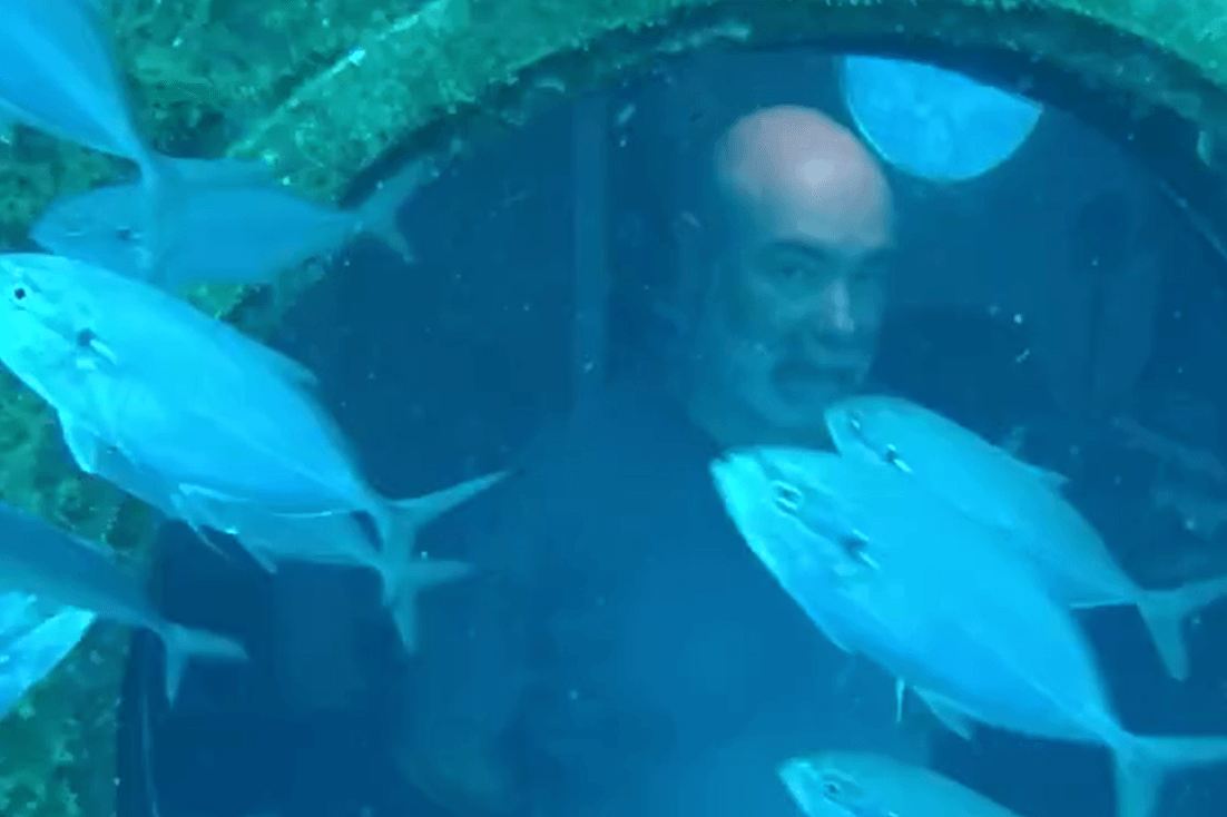 Rudy Koch blickt aus dem Fenster seiner Unterwasserwohnung (Archivbild): Insgesamt will er 100 Tage unter Wasser leben.