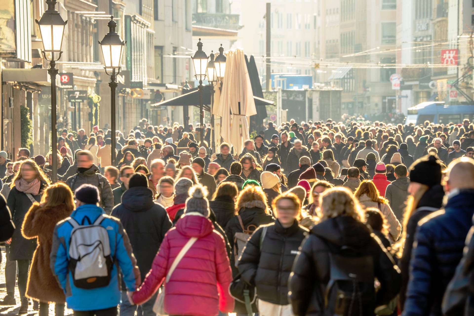 Fußgängerzone in München: In welche Richtung sich das neue Jahr finanziell bewegt, zeigen die Änderungen für Januar.