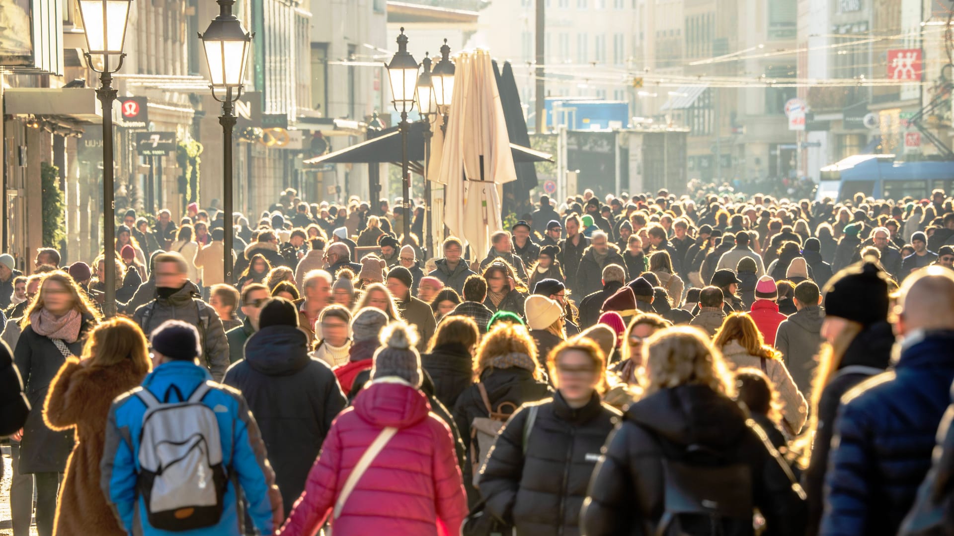 Fußgängerzone in München: In welche Richtung sich das neue Jahr finanziell bewegt, zeigen die Änderungen für Januar.