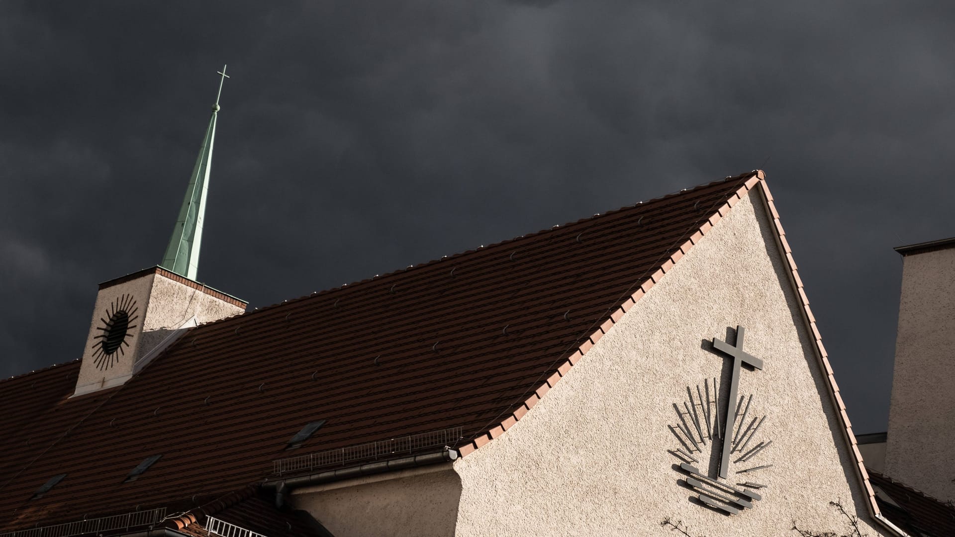 Dunkle Wolken über einer Neuapostolischen Kirche in Berlin: Viele sakrale Räume werden umgesetzt.