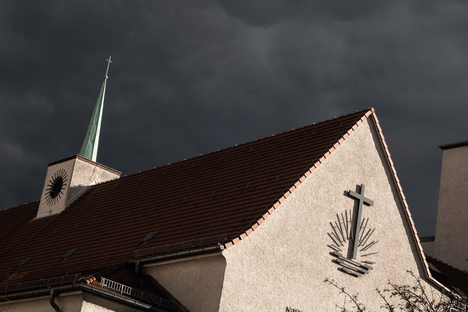 Dunkle Wolken über einer Neuapostolischen Kirche in Berlin: Viele sakrale Räume werden umgesetzt.