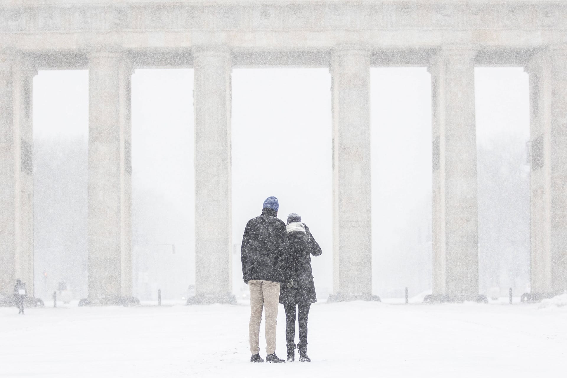 Ein Pärchen im Schnee (Archivbild): Die Chance auf weiße Weihnachten in Berlin ist gering.