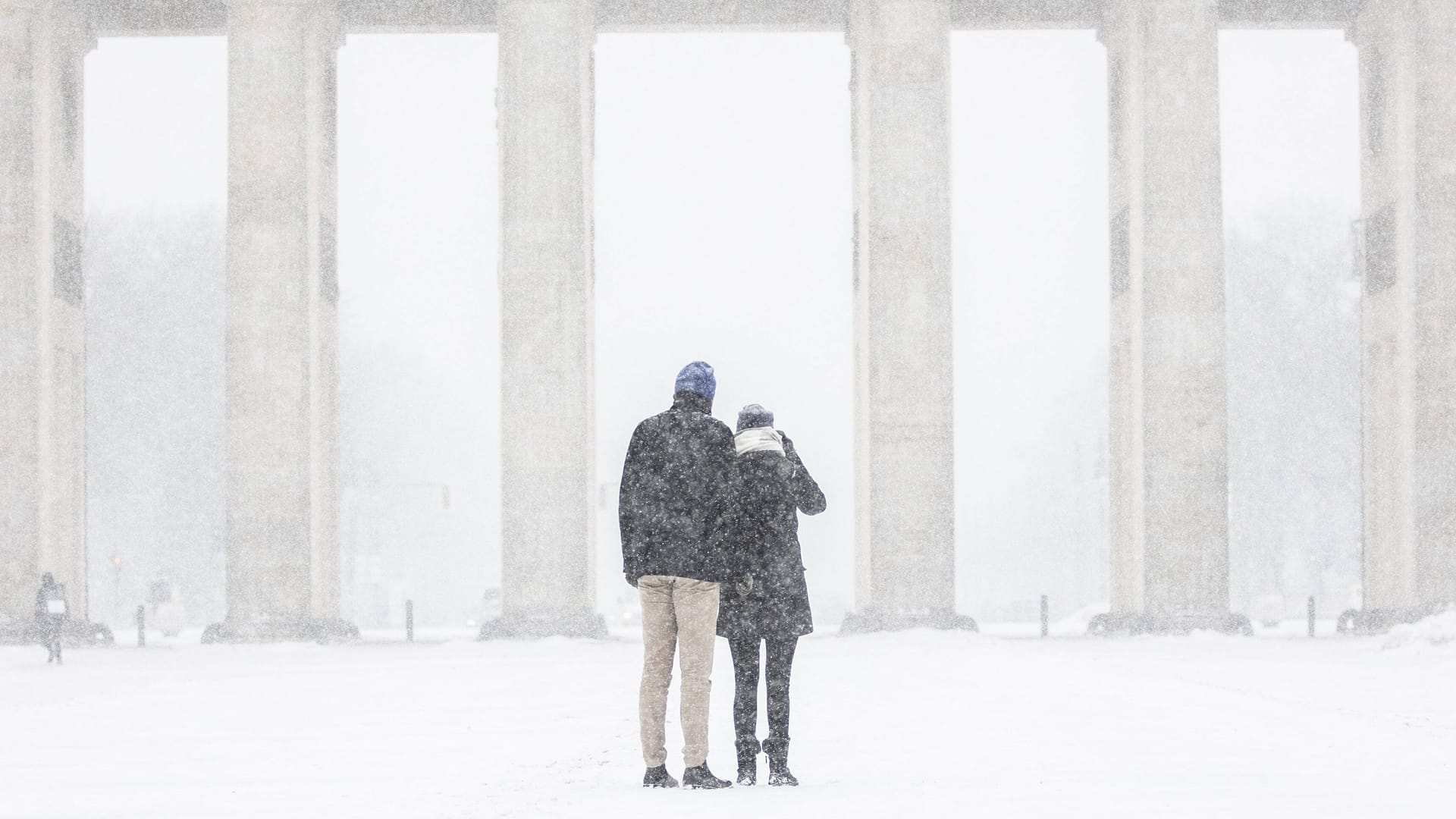 Ein Pärchen im Schnee (Archivbild): Die Chance auf weiße Weihnachten in Berlin ist gering.