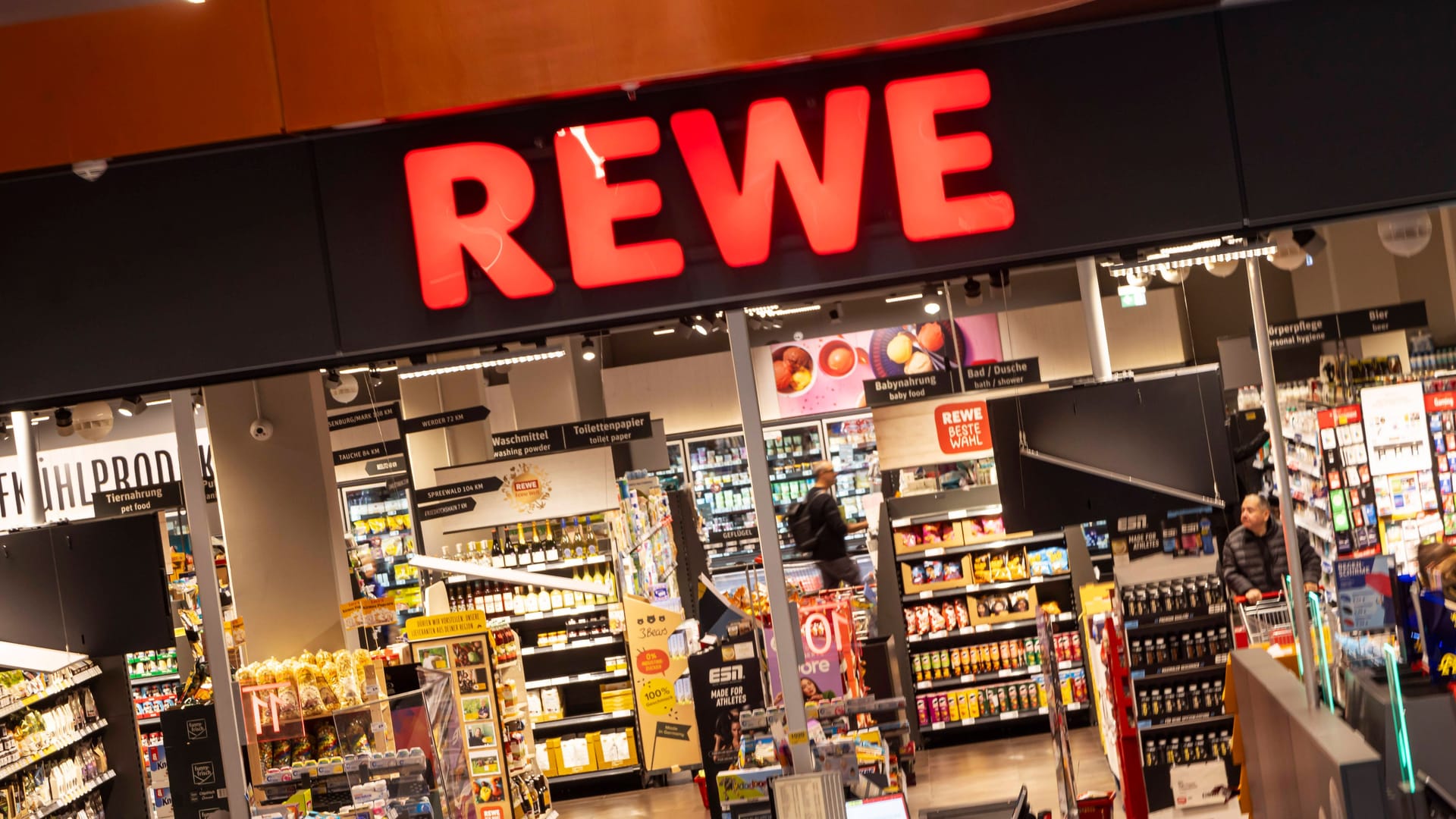 Rewe-Filiale (Symbolfoto): Viele Supermärkte bieten in diesem Jahr Feuerwerk an. Aber nicht alle.