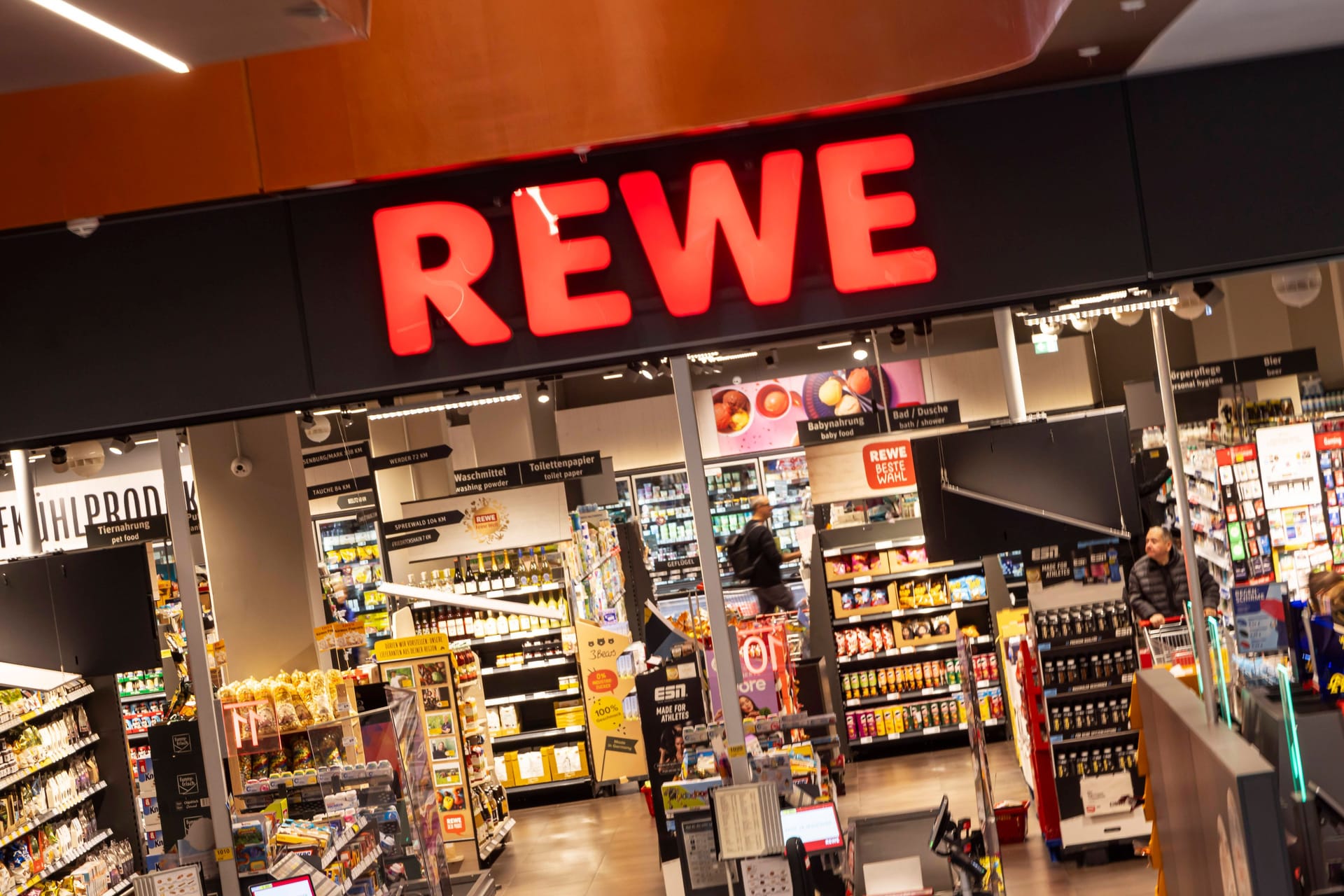 Rewe-Filiale (Symbolfoto): Viele Supermärkte bieten in diesem Jahr Feuerwerk an. Aber nicht alle.