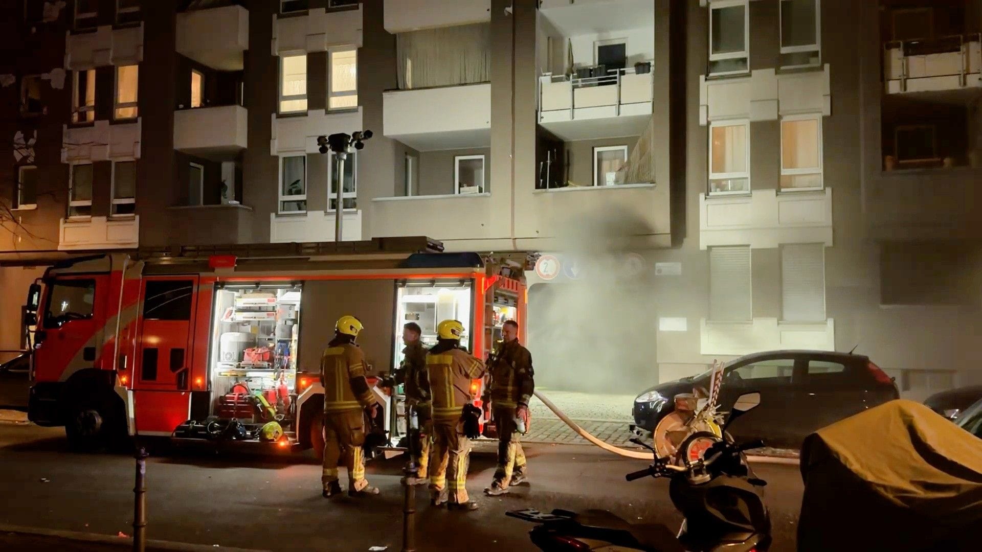 Großaufgebot der Feuerwehr bei dem Tiefgaragenbrand in der Kreuzberger Waldemarstraße.