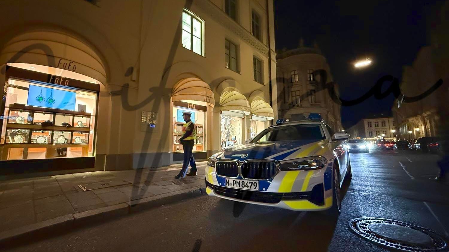 Ein Streifenwagen vor dem Juweliergeschäft nahe des Hotel Bayerischer Hof: Die Polizei sucht derzeit nach den Tätern.