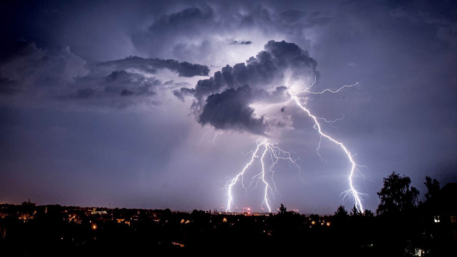 Blitze sind am Himmel bei Görlitz zu sehen