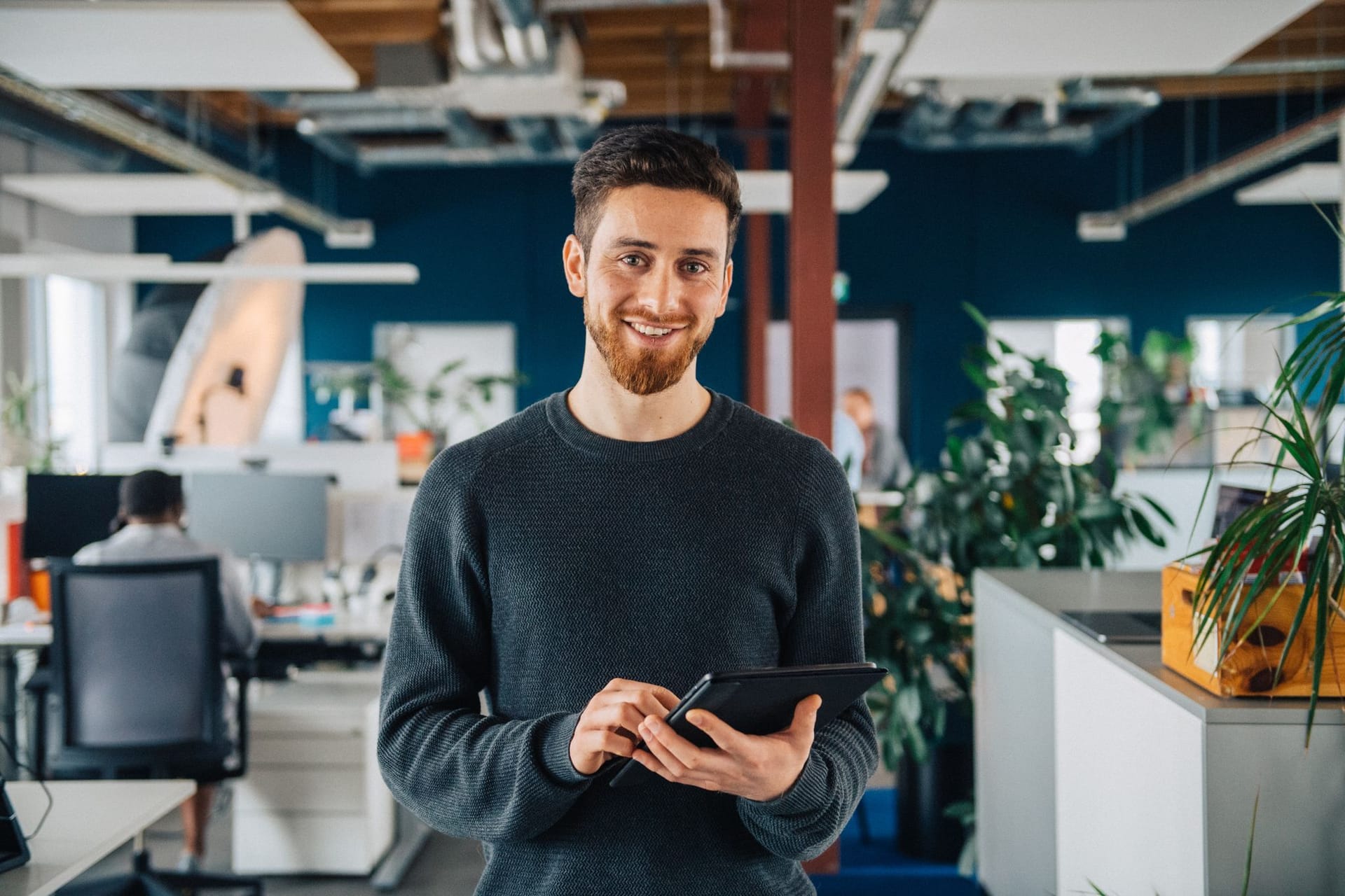 Ein Mann mit Tablet im Büro