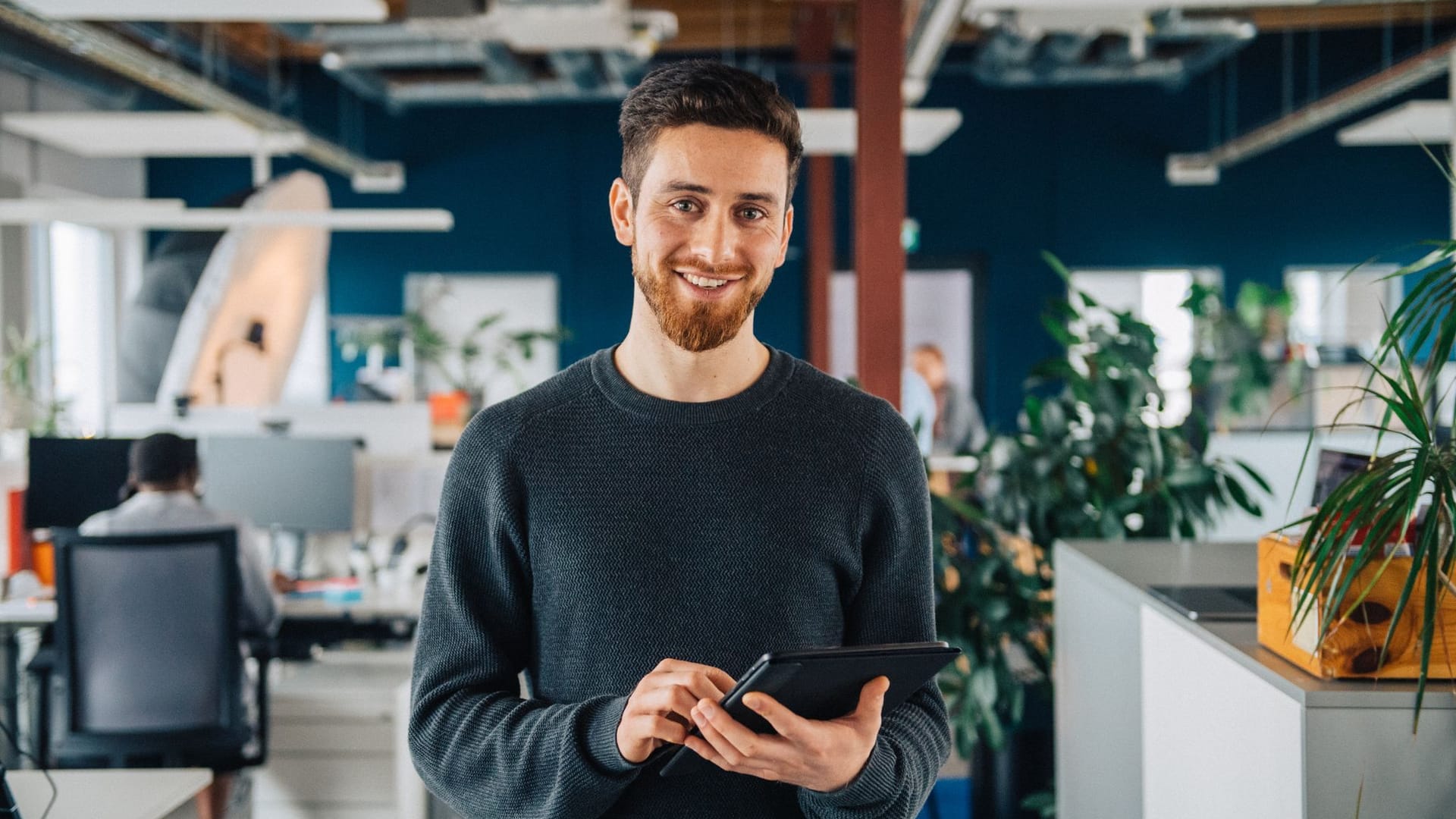 Ein Mann mit Tablet im Büro