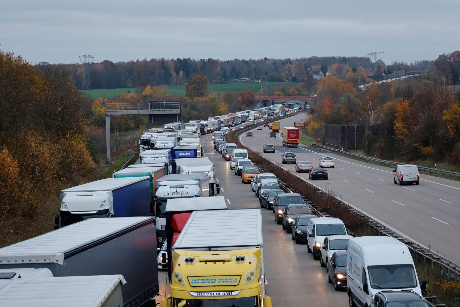 Stau auf der A4 (Archivbild): Auf der Autobahn bei Dresden hat es gekracht.