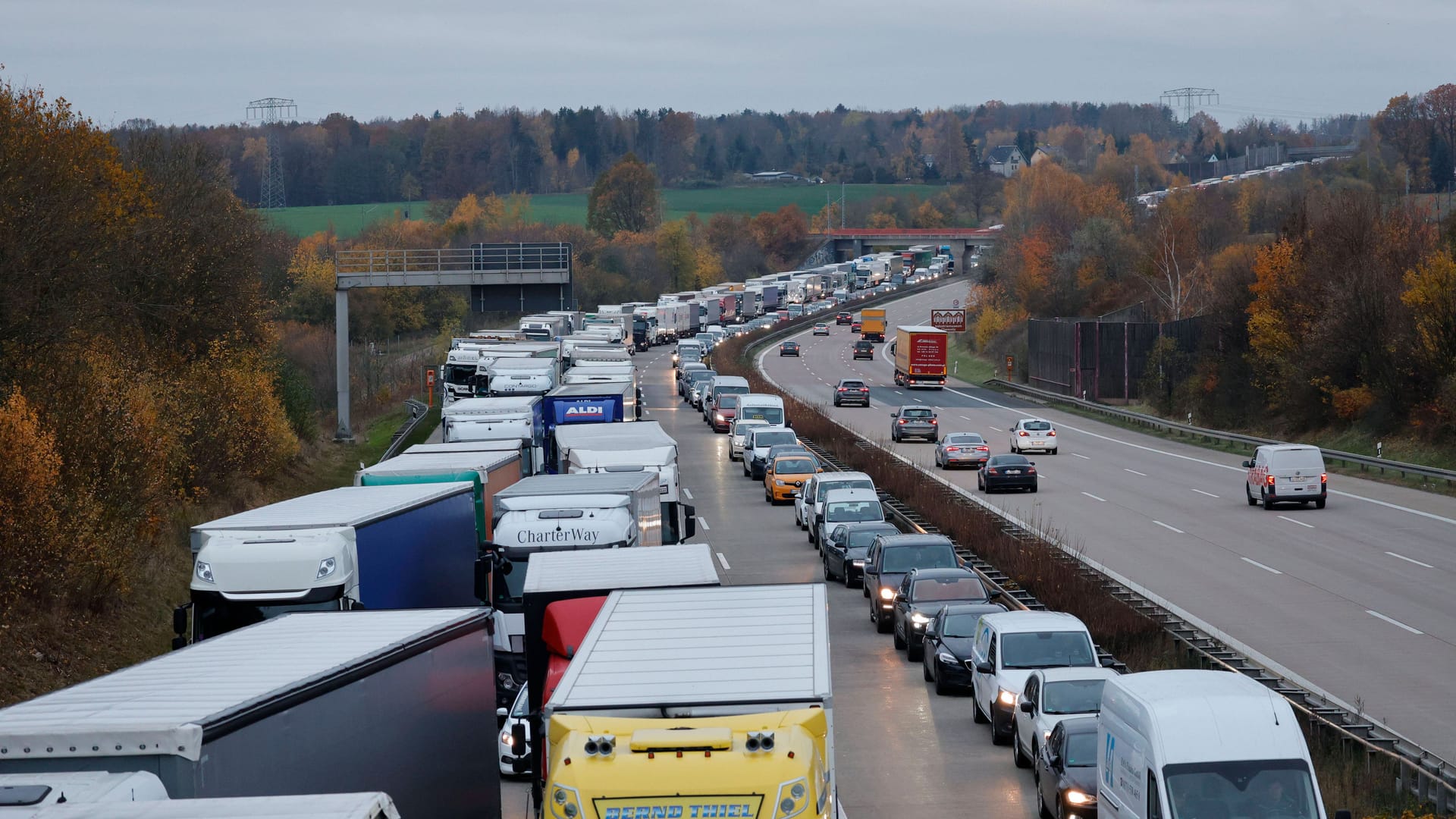 Stau auf der A4 (Archivbild): Auf der Autobahn bei Dresden hat es gekracht.