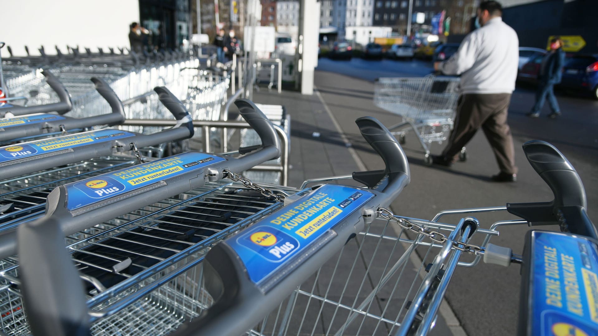 Einkaufswagen vor einer Lidl-Filiale (Symbolbild): An einem Berliner Markt wurde ein Kunde von einer Kugel getroffen und schwer verletzt.