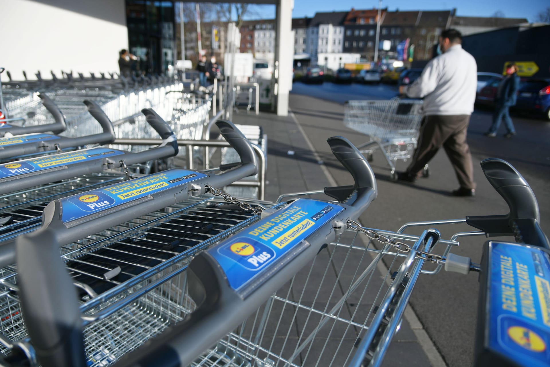 Einkaufswagen vor einer Lidl-Filiale (Symbolbild): An einem Berliner Markt wurde ein Kunde von einer Kugel getroffen und schwer verletzt.