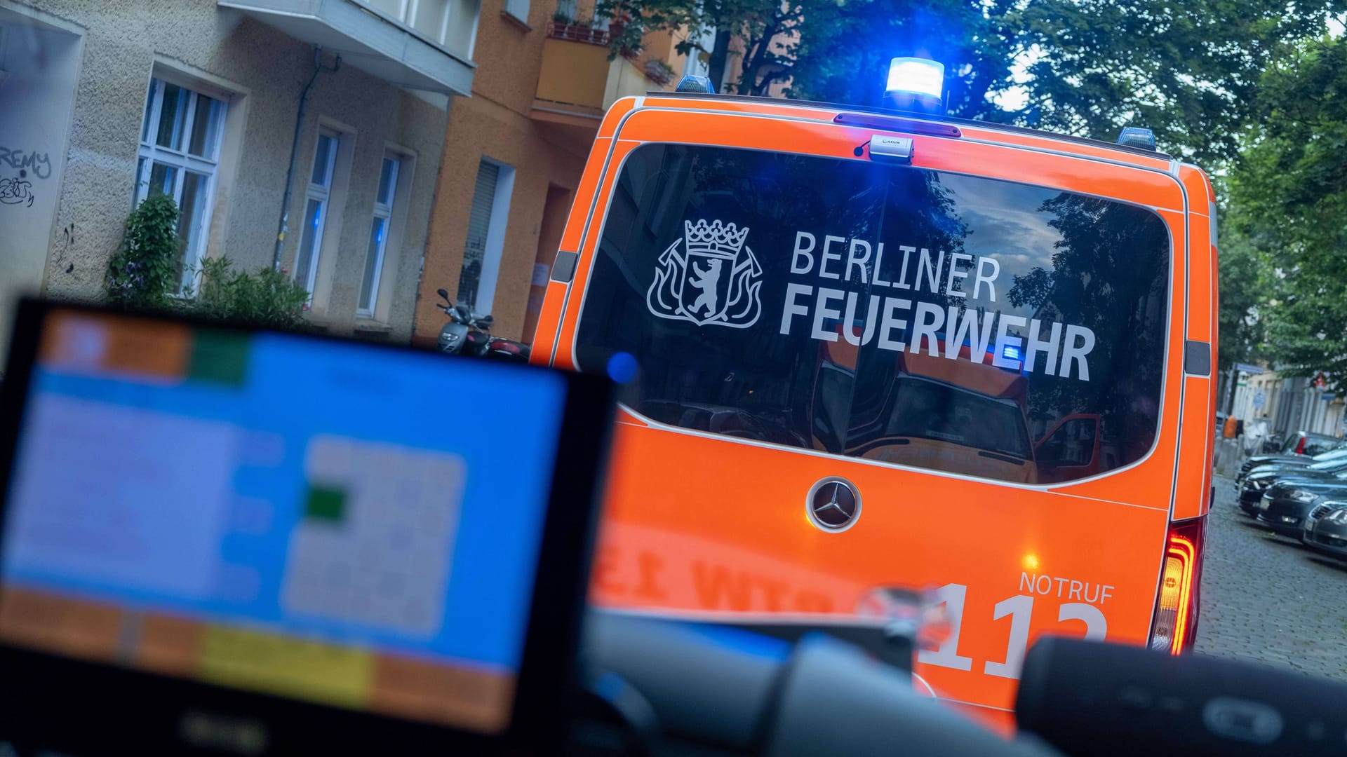 Rettungswagen der Berliner Feuerwehr (Symbolbild): Die beiden Senioren verletzten sich bei den Verkehrsunfällen.