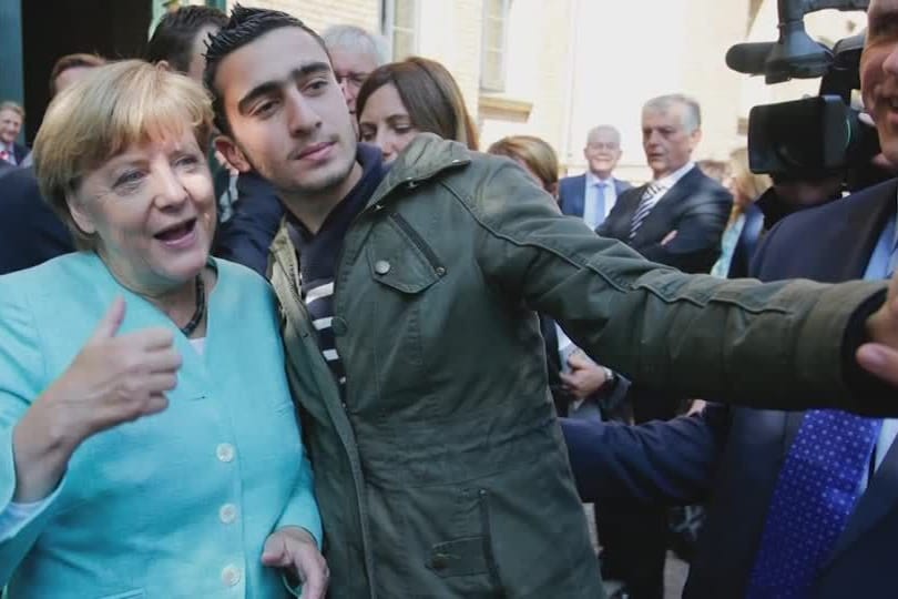 Angela Merkel und Anas Modamani nahmen 2015 ein gemeinsames Selfie auf.