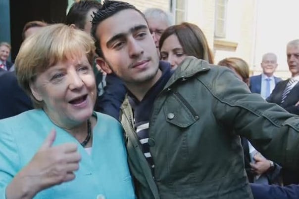 Angela Merkel und Anas Modamani nahmen 2015 ein gemeinsames Selfie auf.