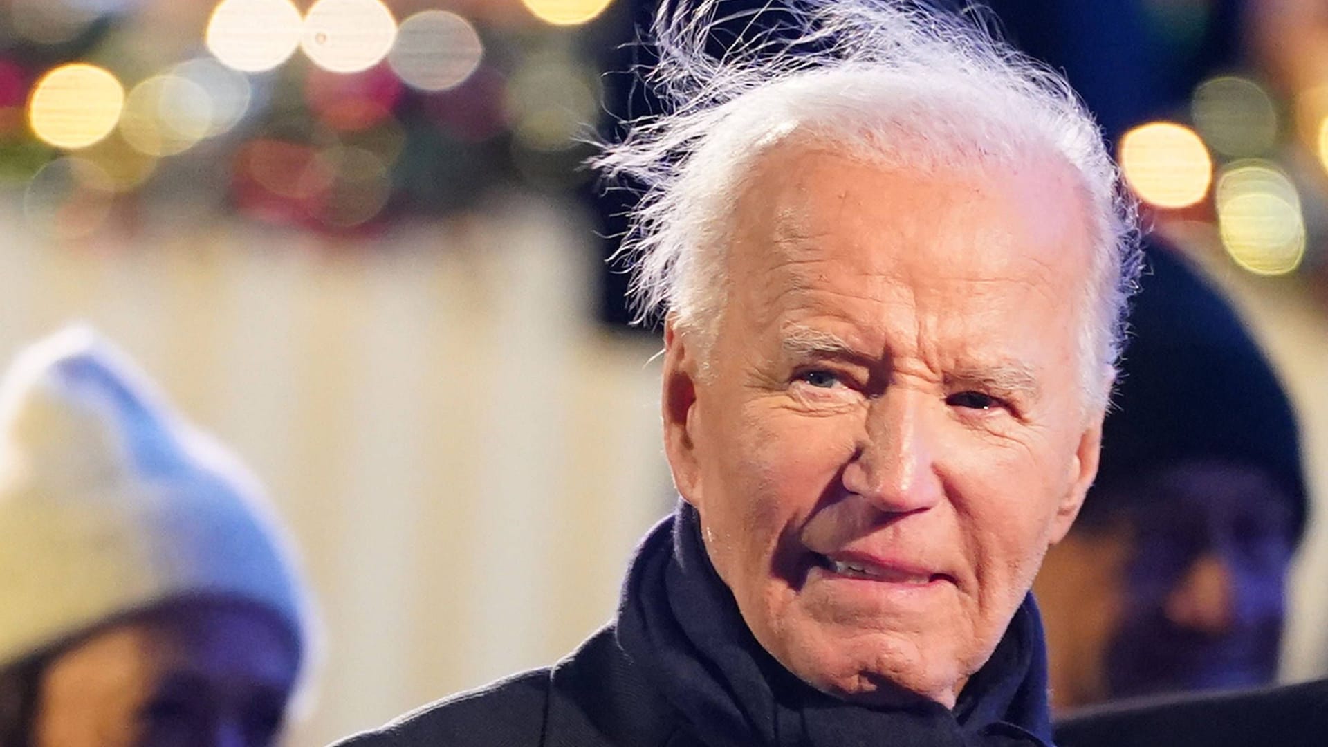 Joe Biden beim Anschalten des Christbaums in Washington: Er soll darüber beraten, ob vorsorgliche Begnadigungen möglich sind.