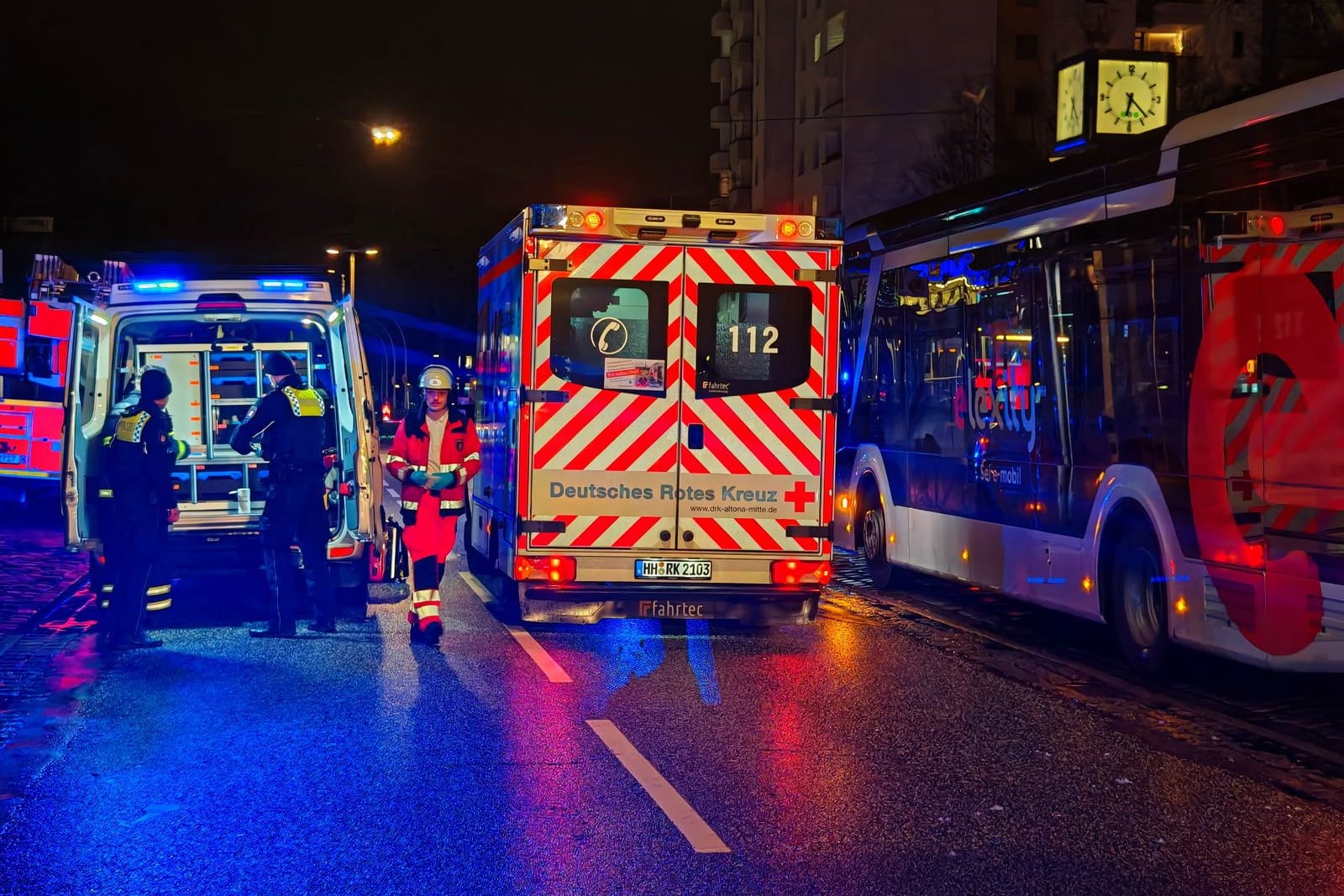 Hamburg Mümmelmannsberg - Frau von Bus überfahren - Tochter muss Unfall mit ansehen - Tot