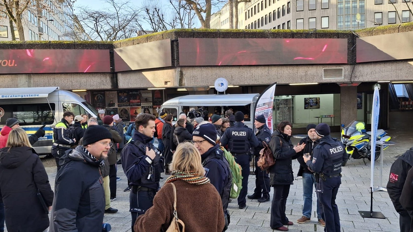 Großer Andrang beim Ebertplatz. Bei einem Kaffee führten Polizeibeamte Bürgergespräche.