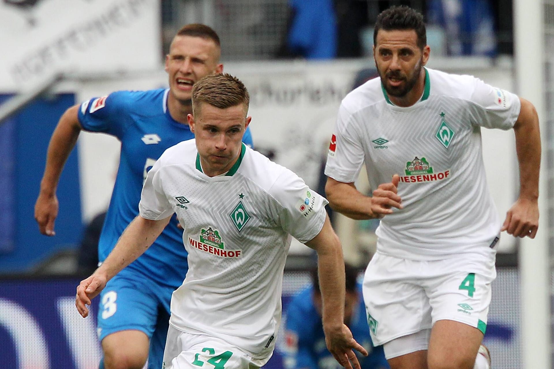 Johannes Eggestein (l.) am Ball (Archivbild): Das frühere Werder-Talent trifft mit dem FC St. Pauli auf seine Jugendliebe.