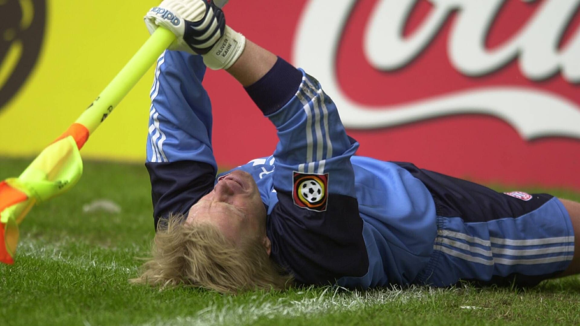 Oliver Kahn: Er riss am 19. Mai 2001 die Eckfahne aus dem Rasen, nachdem der FC Bayern ausgeglichen hatte.